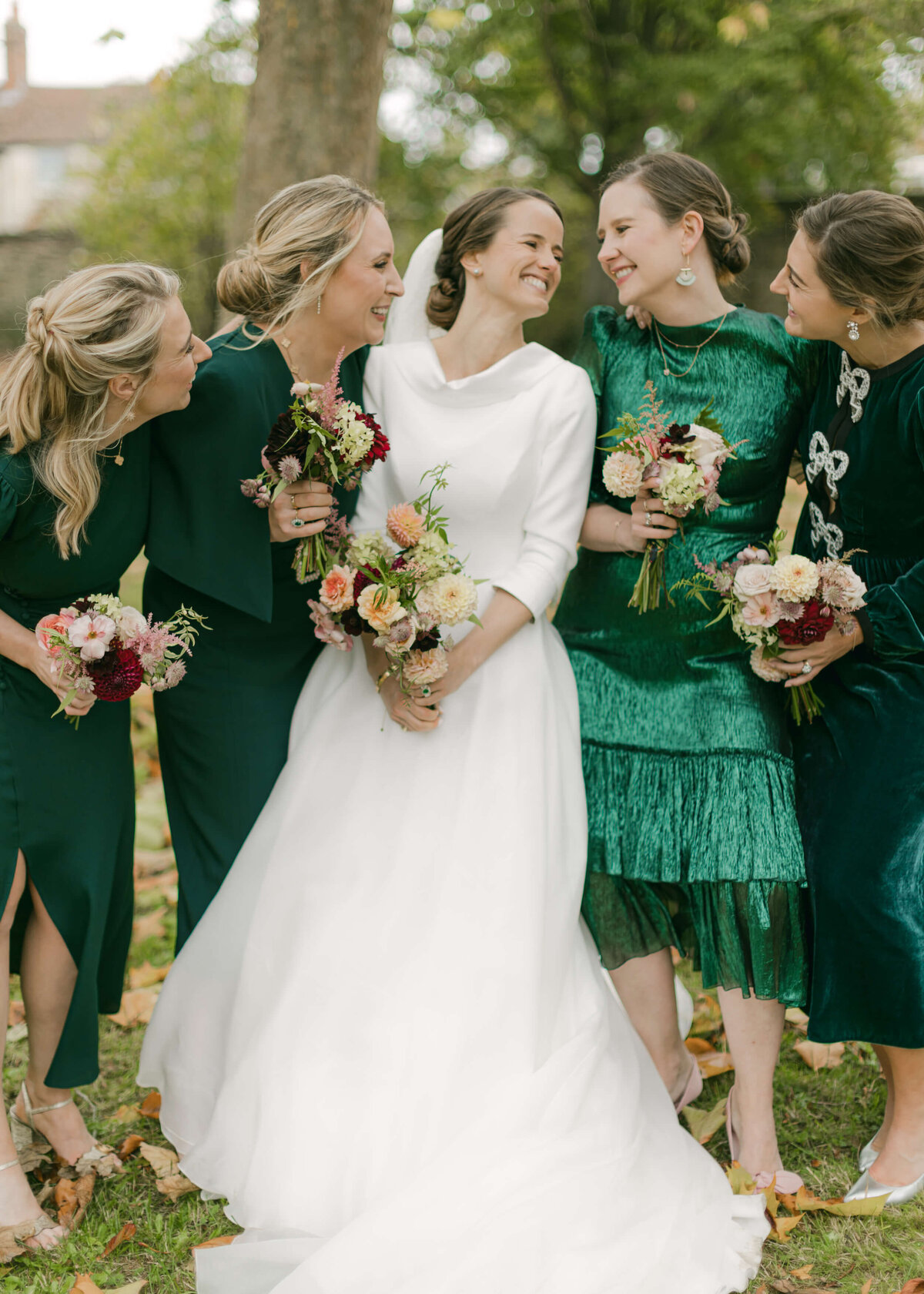 chloe-winstanley-wedding-oxford-gsp-bridal-party-portrait-boquets