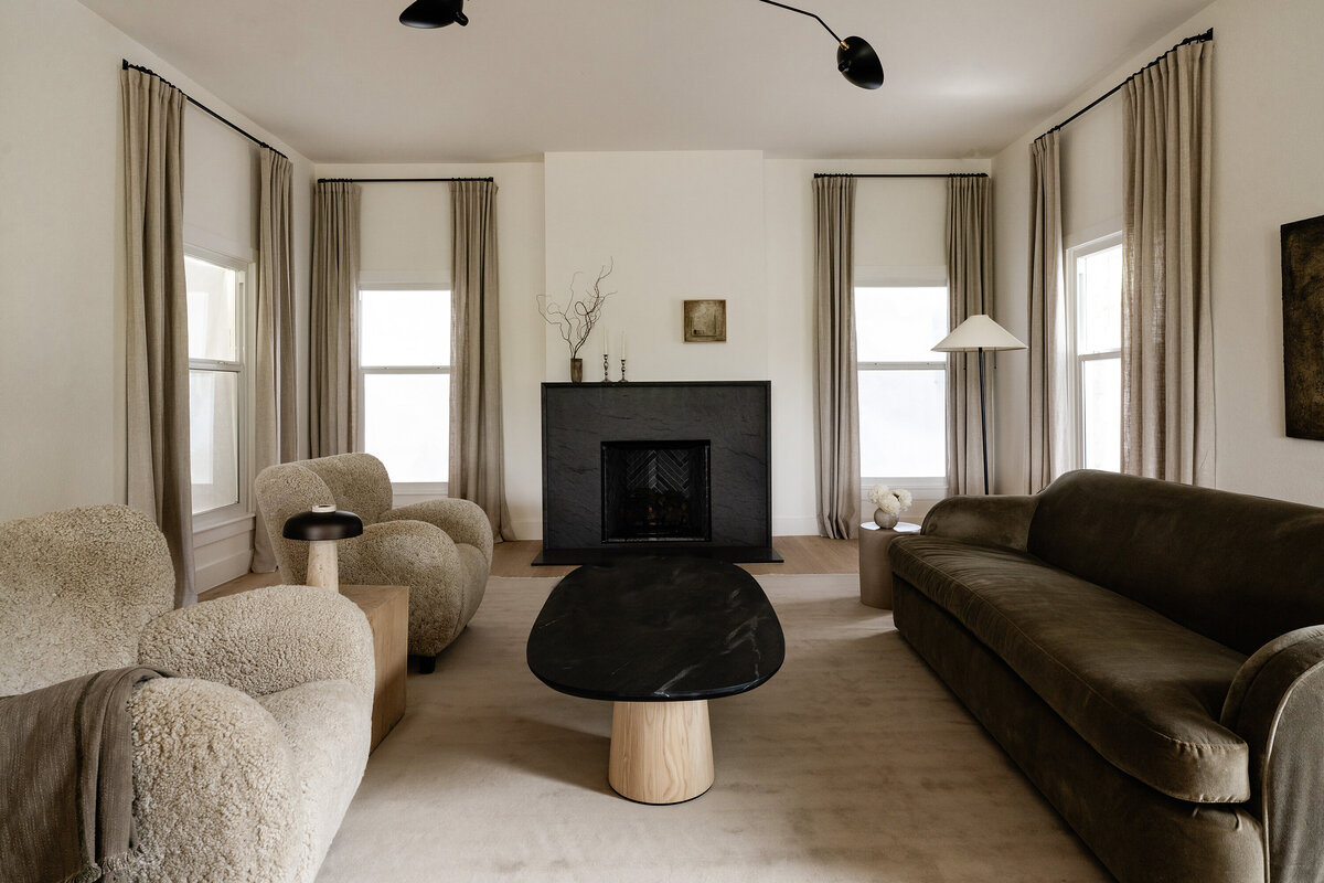 timeless-living-room-earthy-organic-demure-minimal-quiet-luxury-austin-house-franc