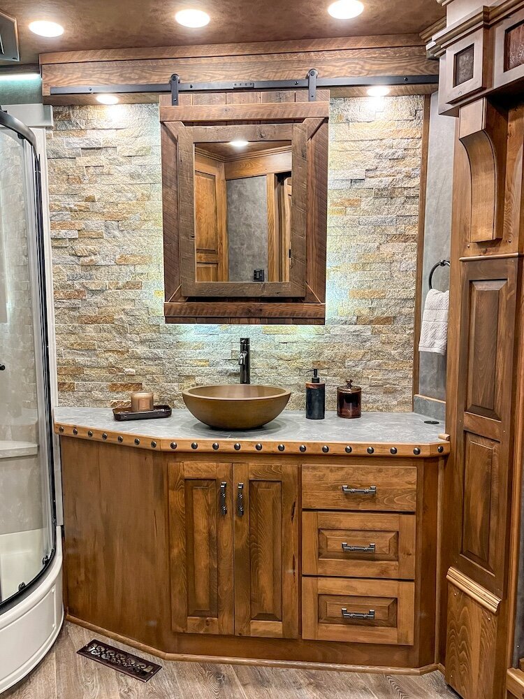 luxury-living-quarter-horse-trailers-trail-boss-conversions-bathrooms-33