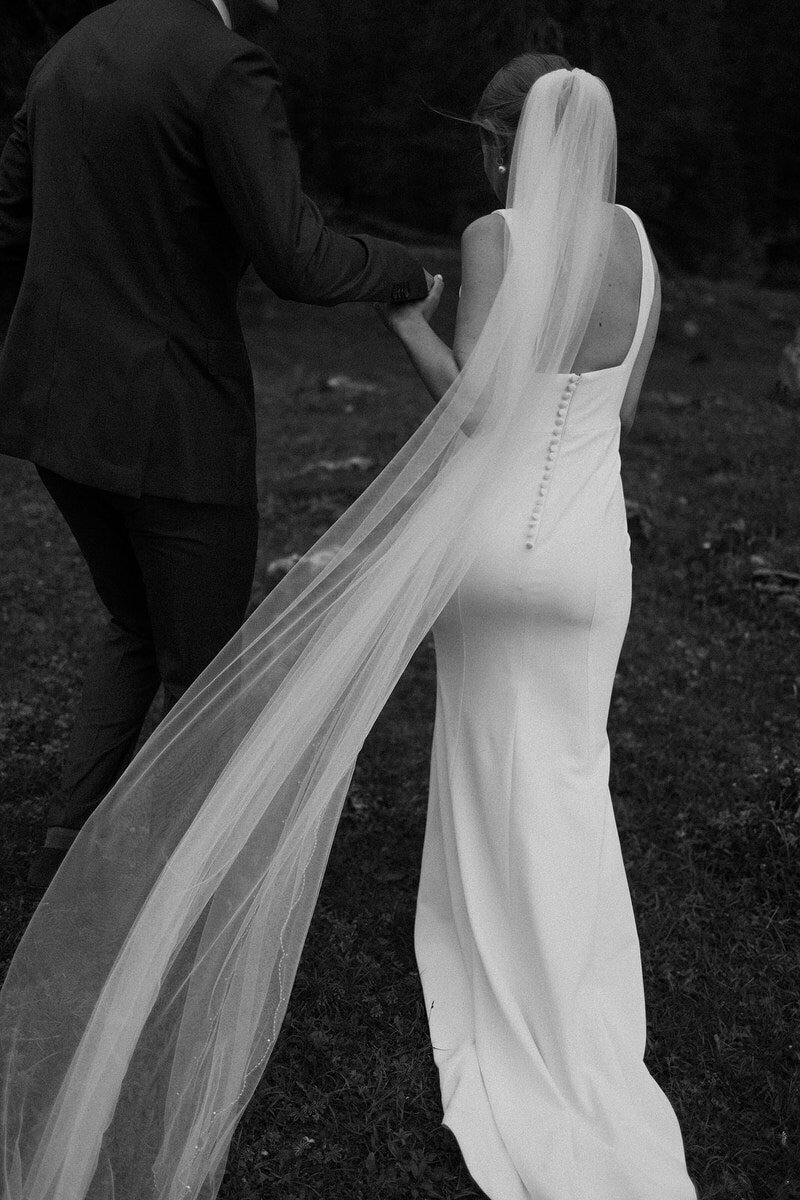 wedding-couple-portrait-veil-blackwhite-laurianevega