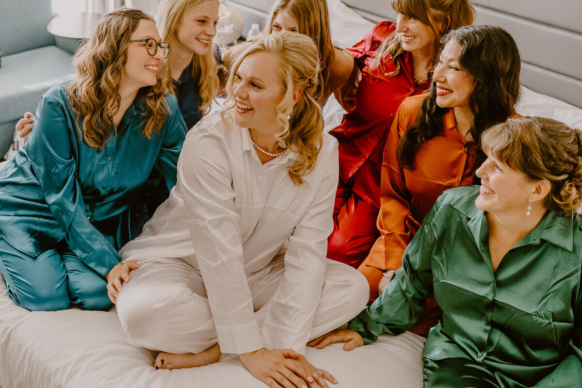 storyteller-collective-photo-co-bride-and-bridesmaids-in-pajamas-hotel-rewind-west-des-moines-iowa