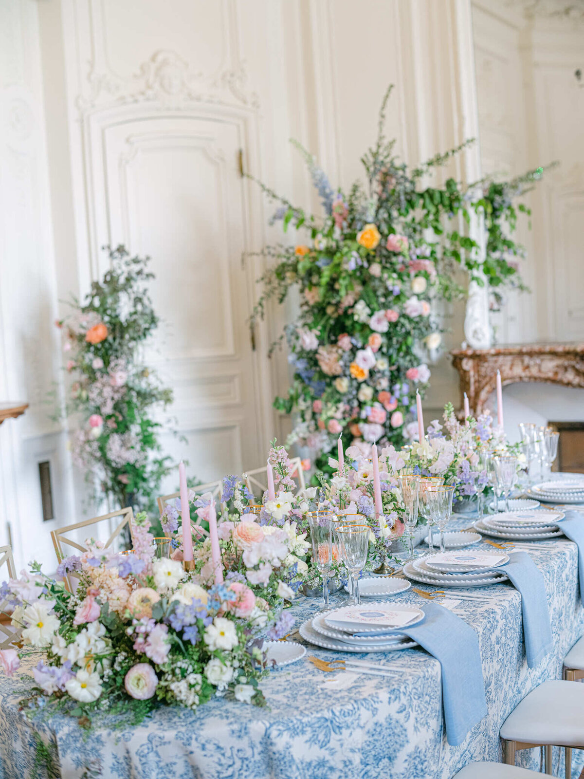 chemin-de-table-mariage-fleurs-fraîches