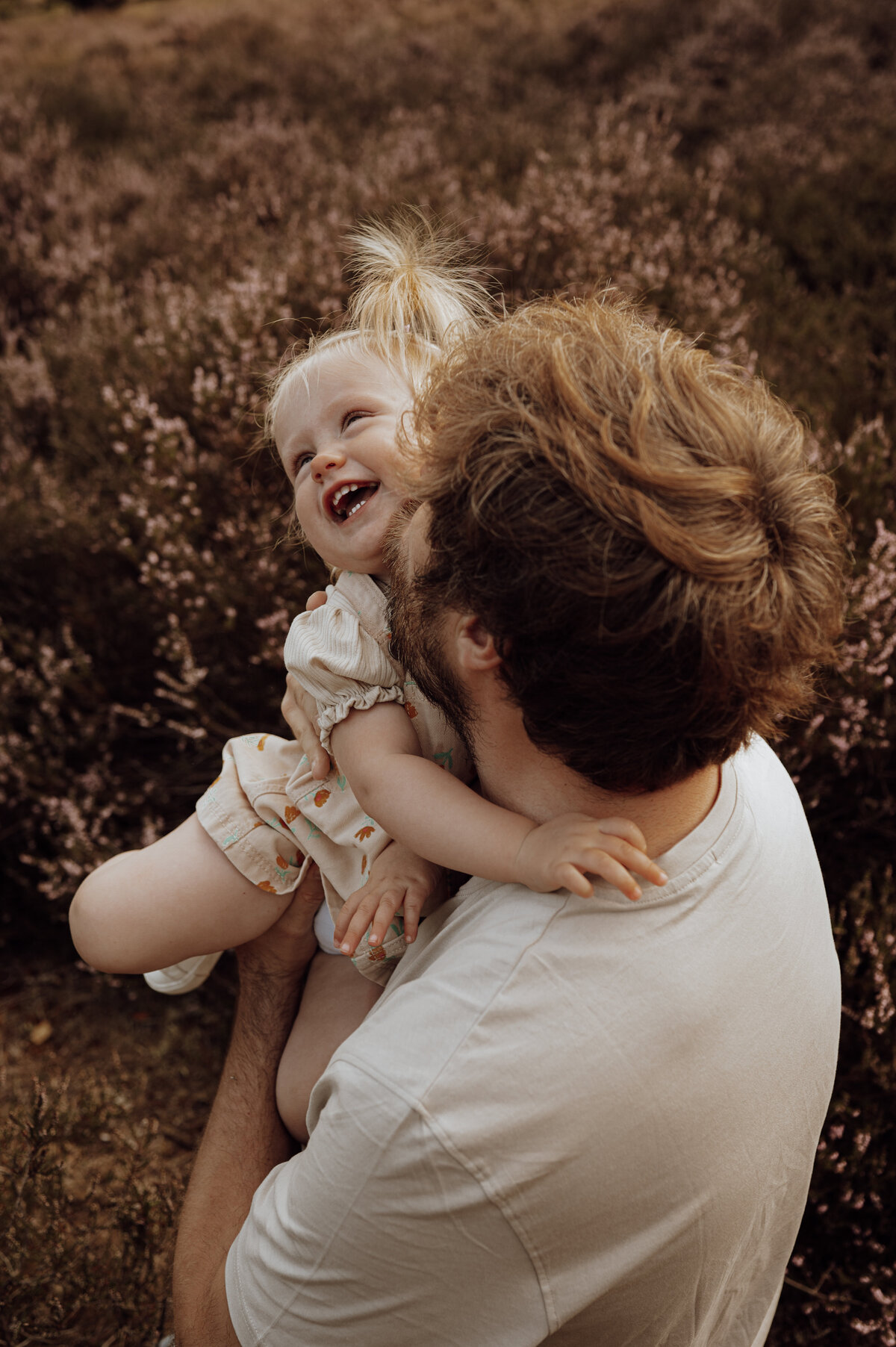 Papa speelt met dochter tijdens familie fotoshoot op Landschotse Heide