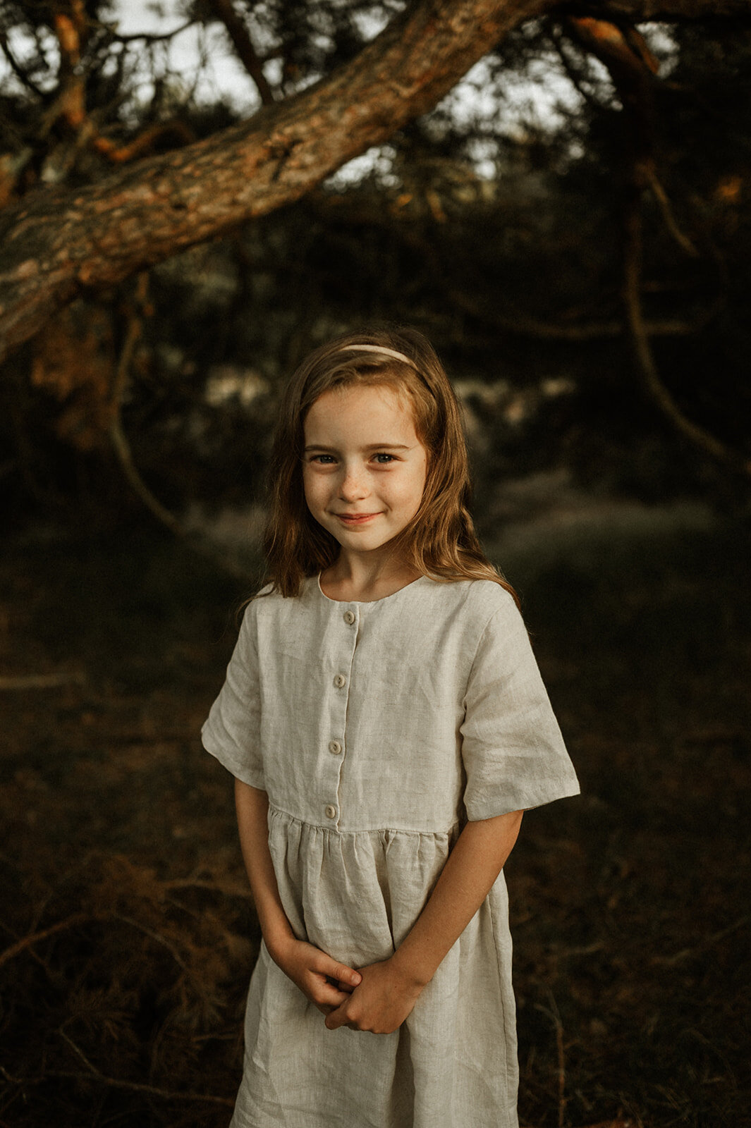 Gezinsfotografie in Nijlen tijdens golden hour – pure, spontane momenten vastgelegd in de heide.