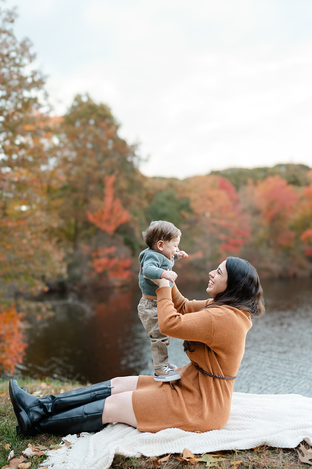 Family-Fall-Photoshoot-near-Devonwood-Farmington-CT_0033