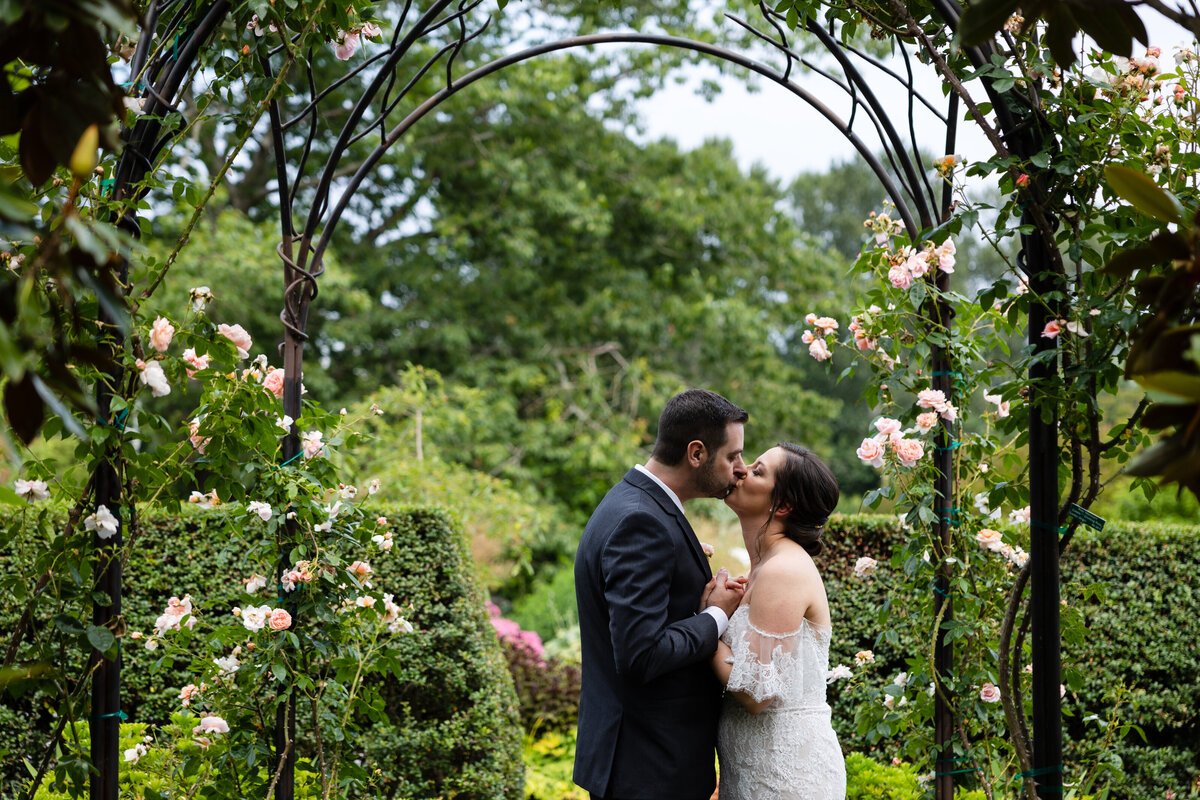 uw-center-for-urban-horticulture-outdoor-wedding-venue-seattle-wedding-photographer-013