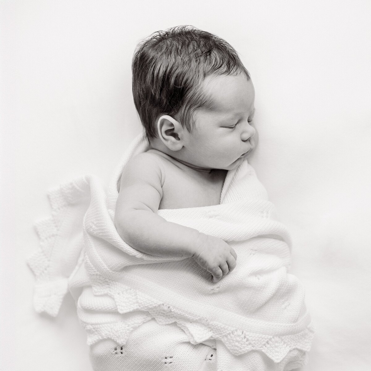black-and-white-newborn-photos-virginia-beach-newborn-photography