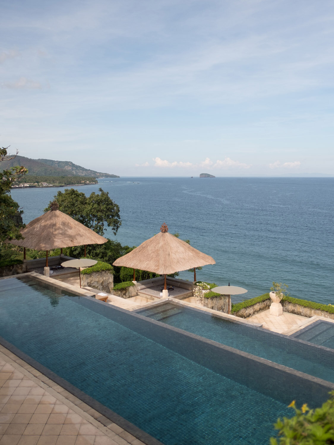 destination-wedding-bali-amankila-infinity-pool-overlooking-ocean