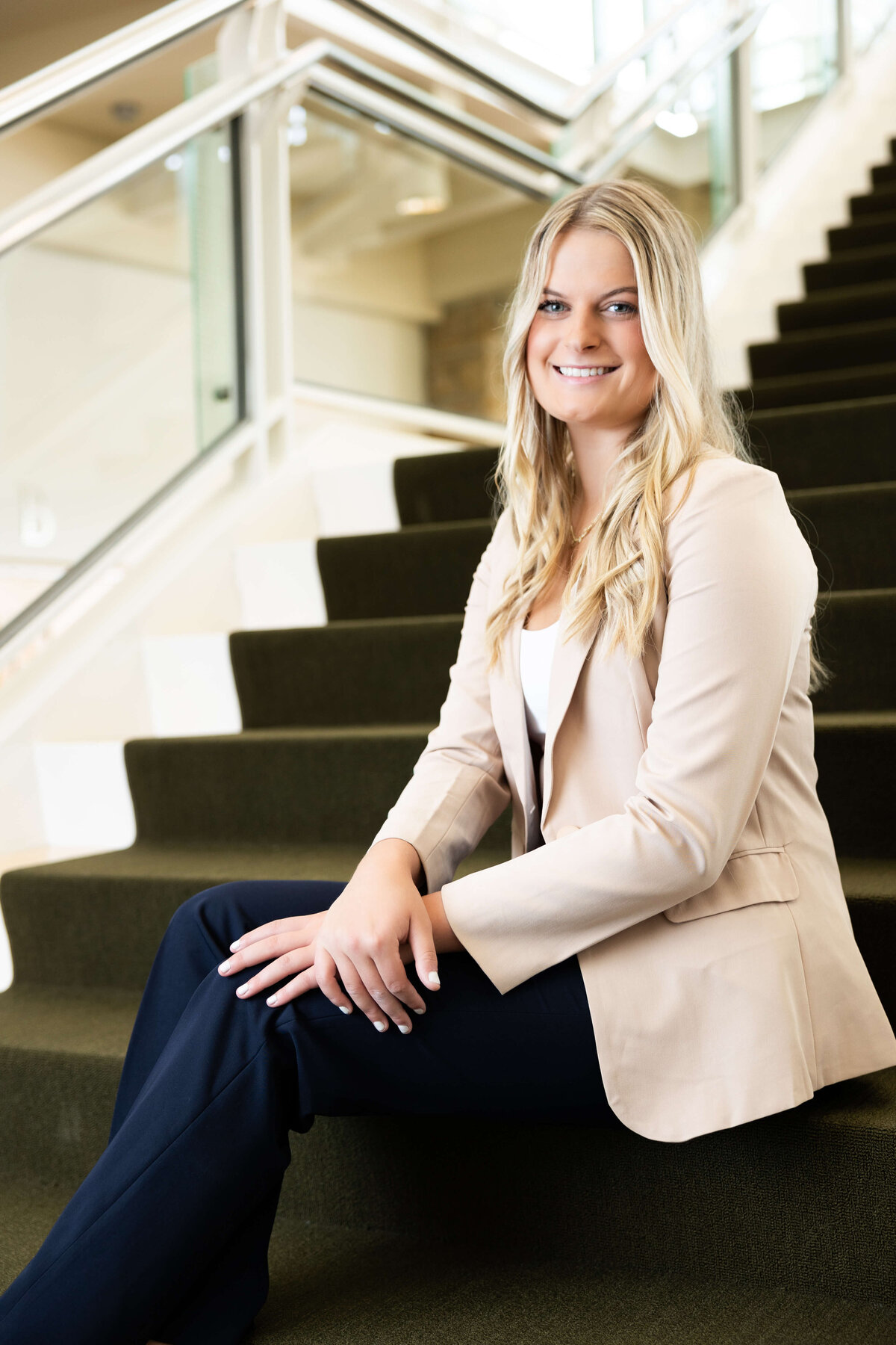 Sitting-woman-Headshot-brand-photographer
