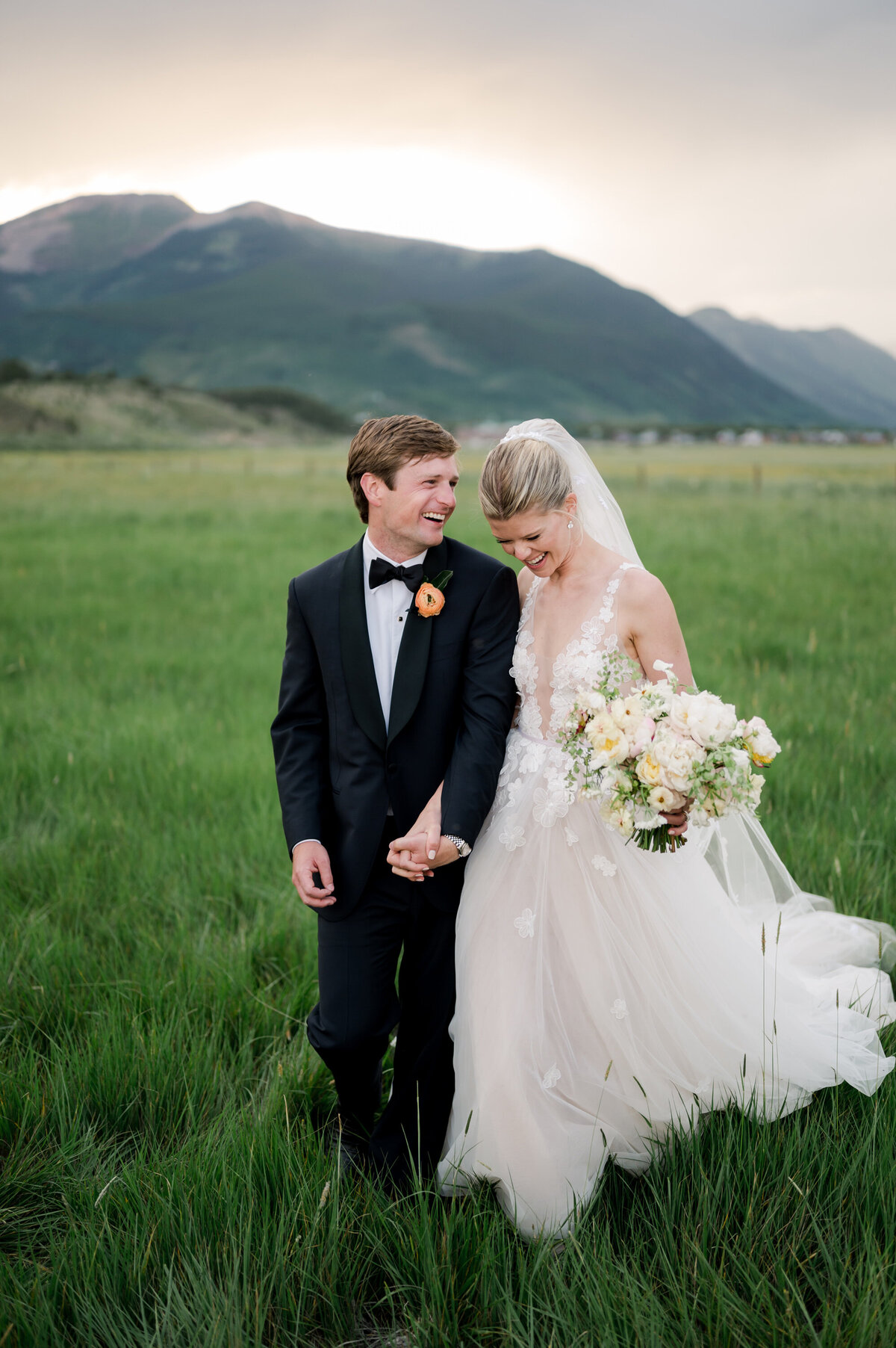 33-sophisticated-destination-wedding-mountain-luxury-crested-butte-fashionable-Liz-Banfield