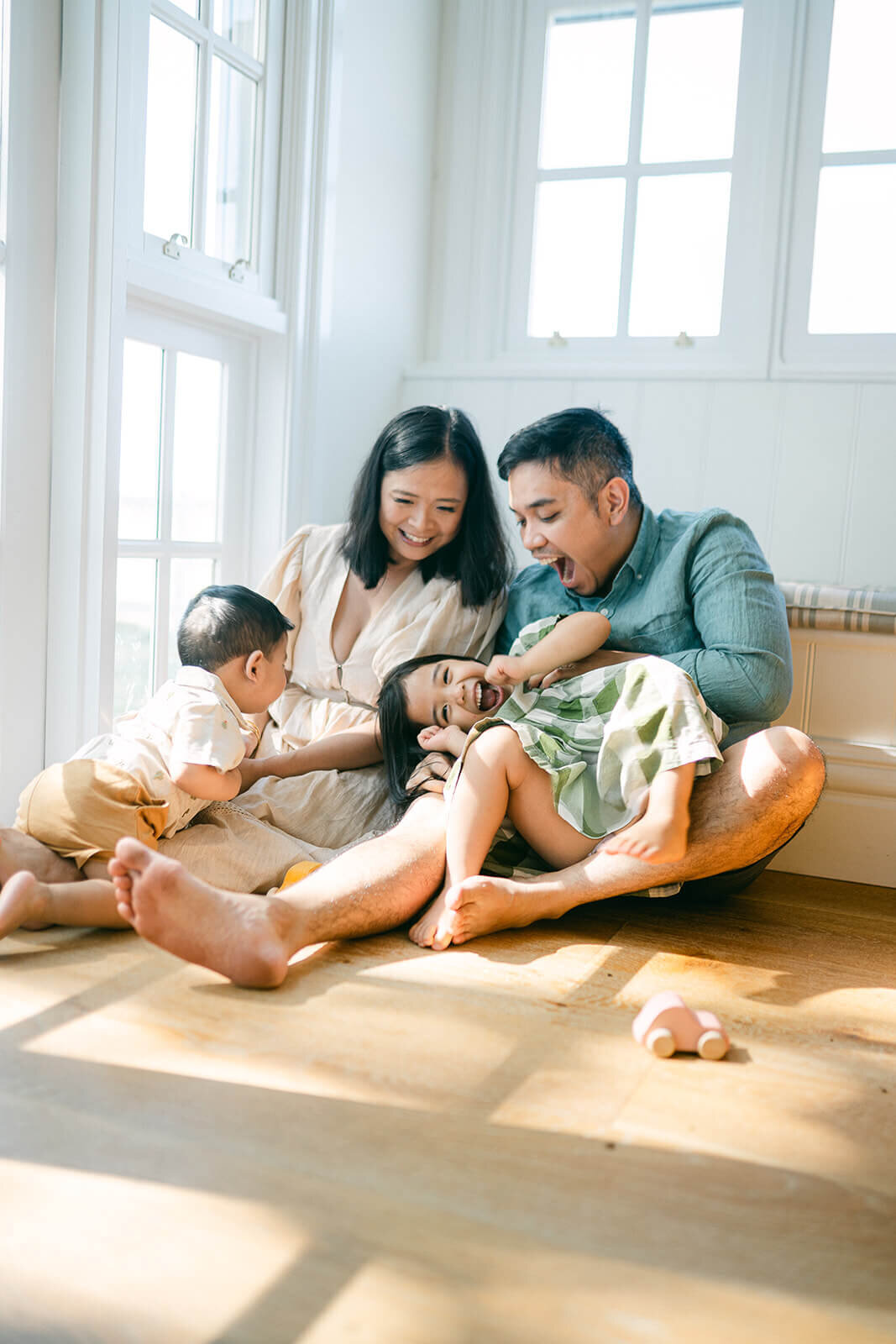 relaxed-family-sydney-candid-laugh