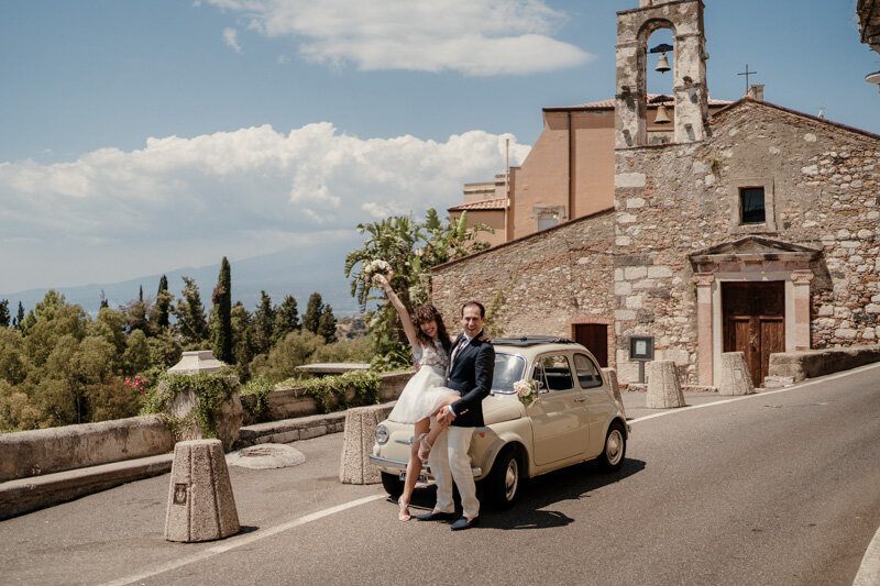 Séance couple après la cérémonie civile des mariés à la mairie de Taormina, Sicile.