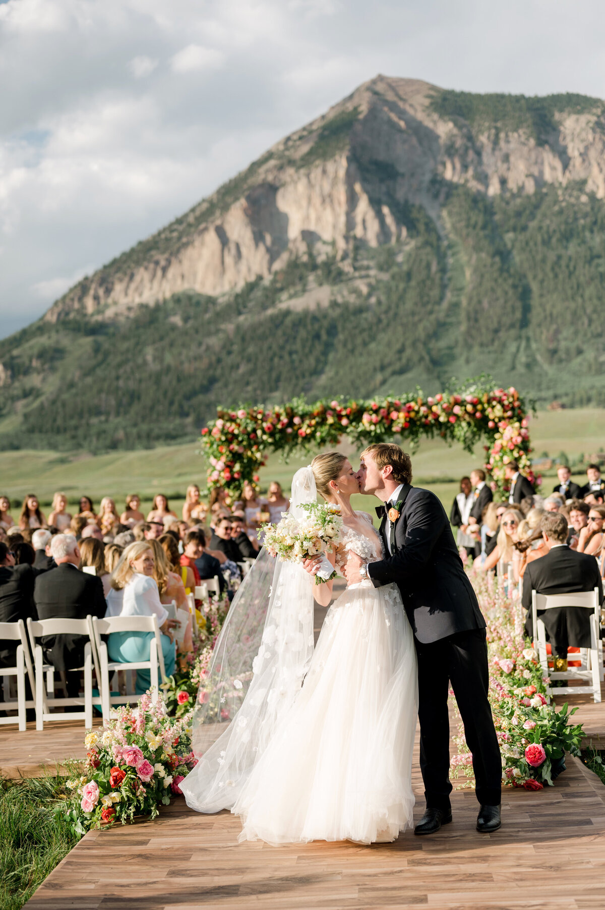 29-sophisticated-destination-wedding-mountain-luxury-crested-butte-fashionable-Liz-Banfield