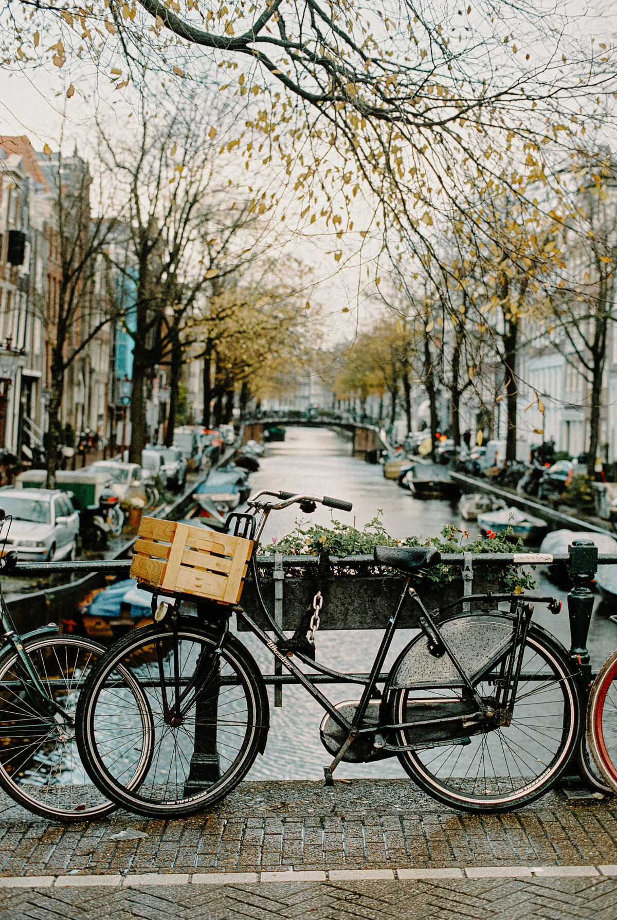 Filmfoto eines Fahrrads an einem Kanal im Amsterdam