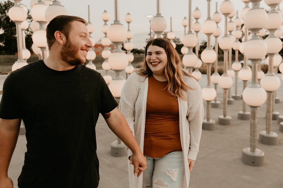 des-moines-modern-art-waterworks-park-couples-session-storyteller-collective-photo-co