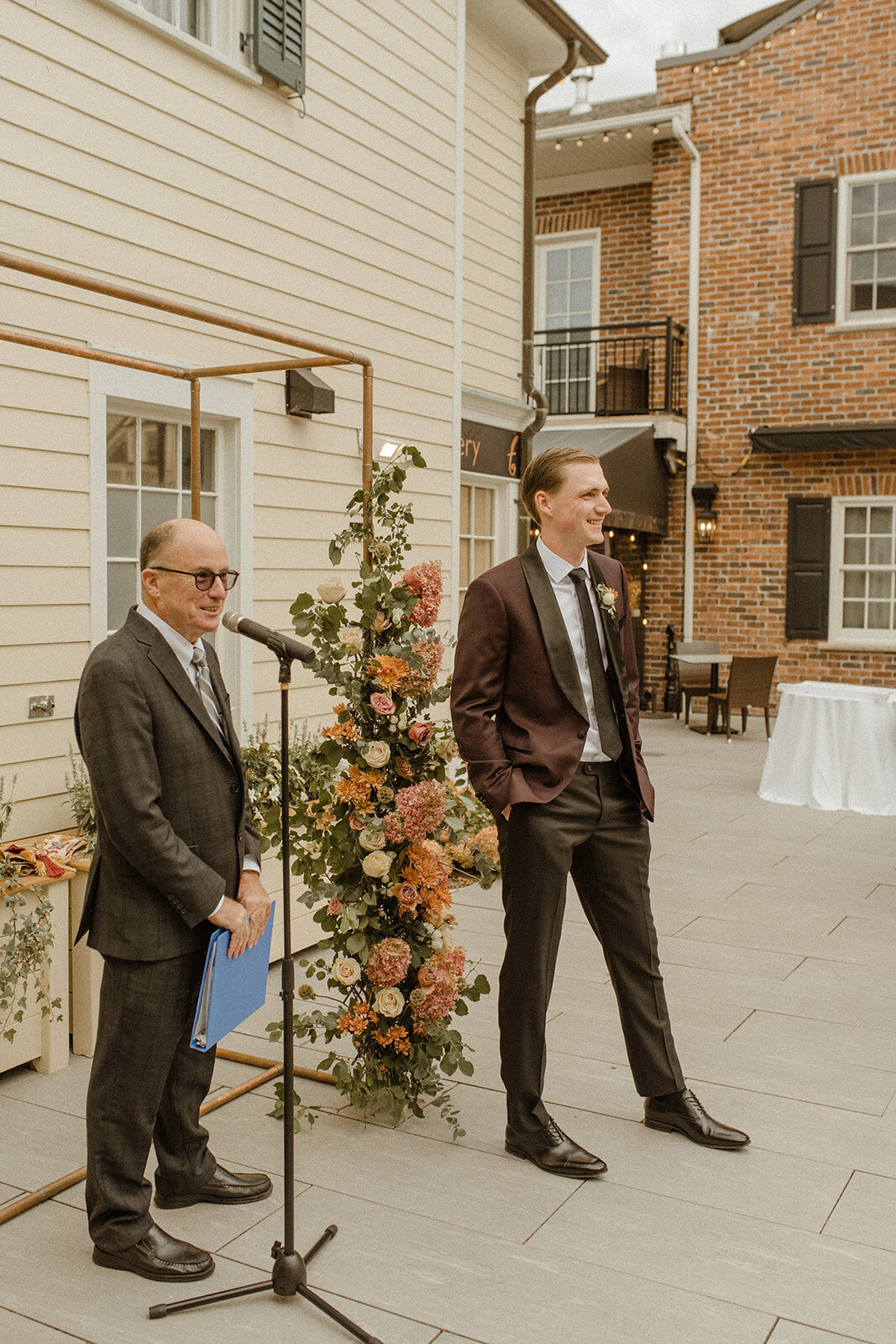 d-niagara-on-the-lake-124-on-queen-cool--romantic-wedding-guests-arriving-14