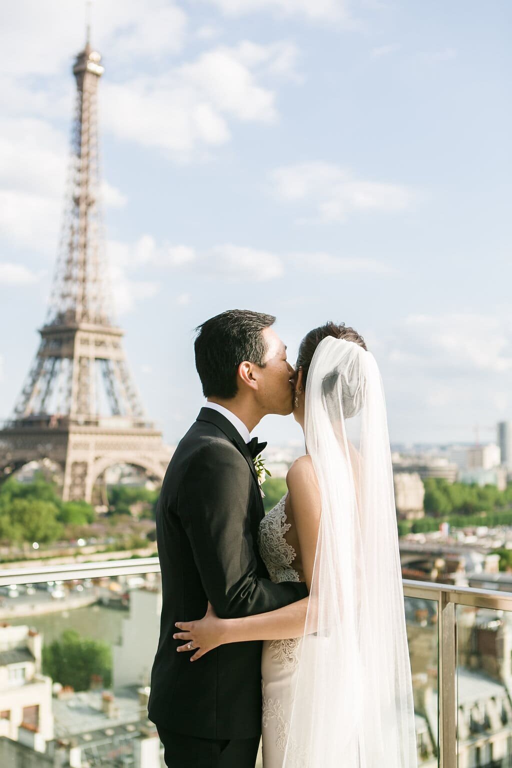 Eiffel-tower-couple-picture-Paris-terrace
