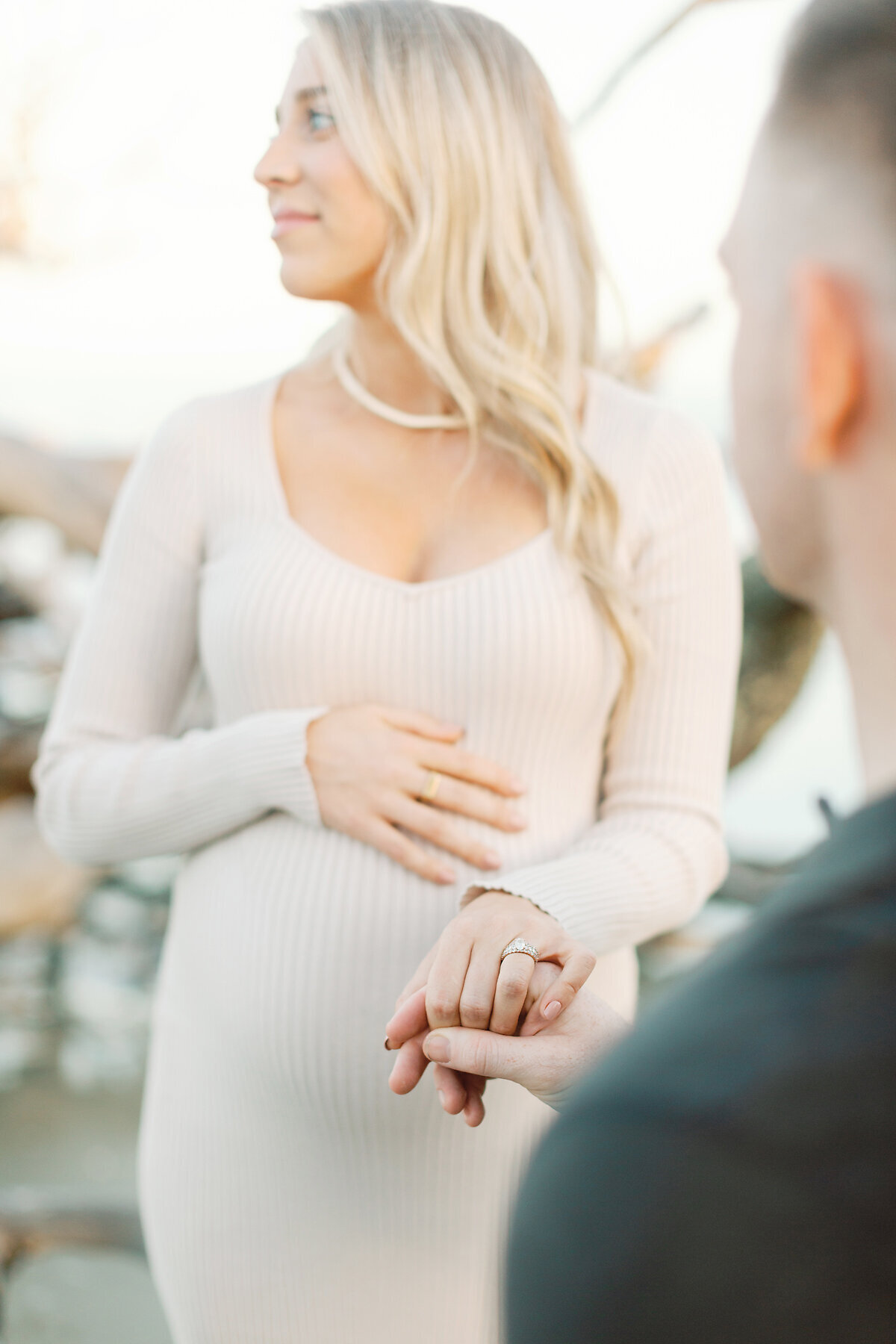 Driftwood-beach-maternity-session-09