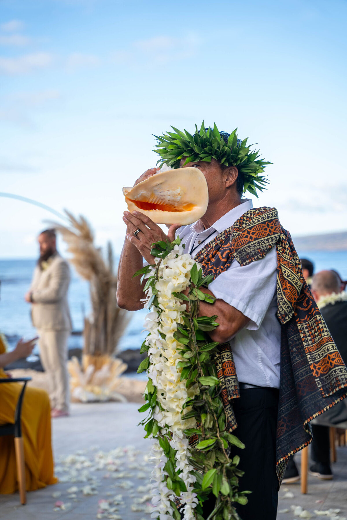 wedding photography big island hawaii with conch shell