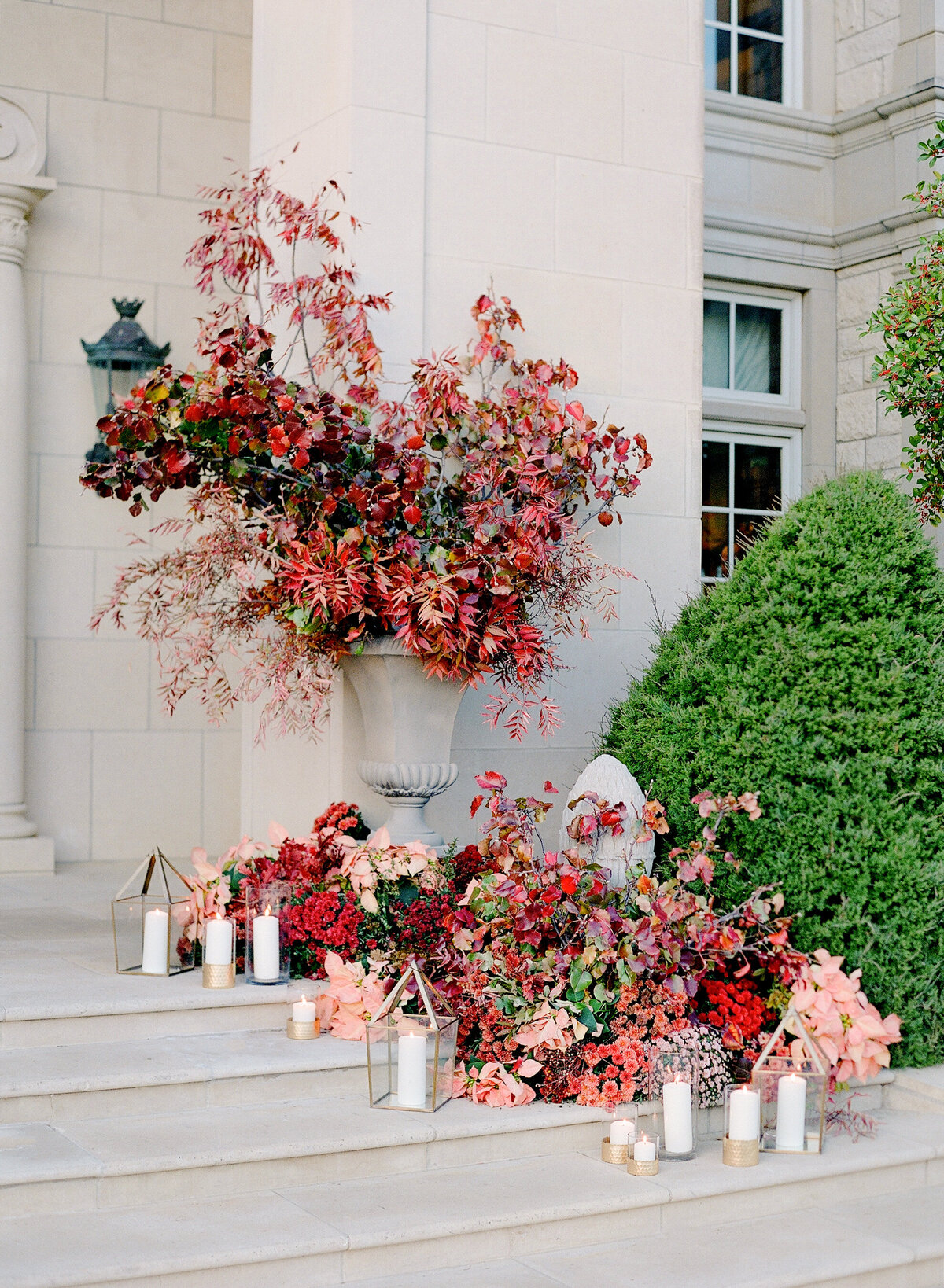 max-owens-design-jose-villa-wedding-04-stairs-flowers