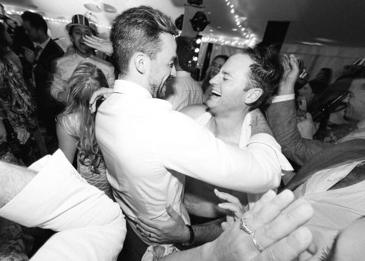 chloe-winstanley-weddings-cotswolds-cornwell-manor-groom-hug-dancefloor