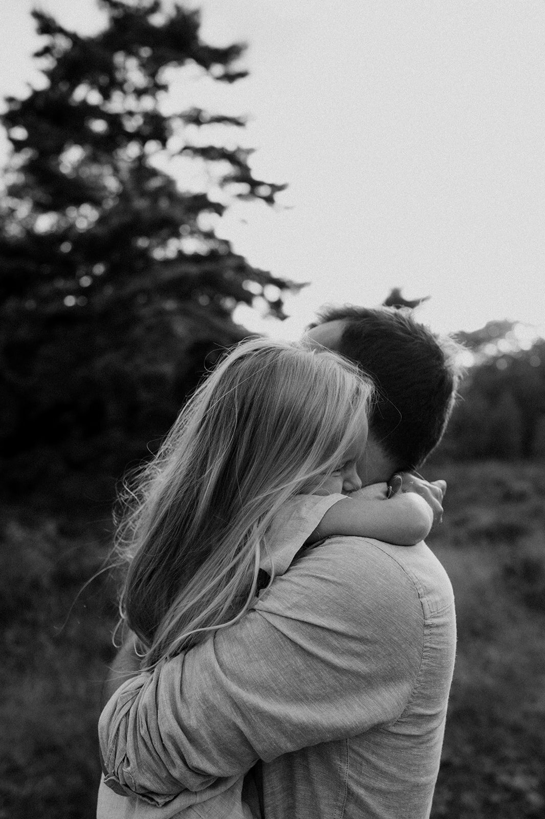 Gezinsfotografie in Nijlen tijdens golden hour – pure, spontane momenten vastgelegd in de heide.