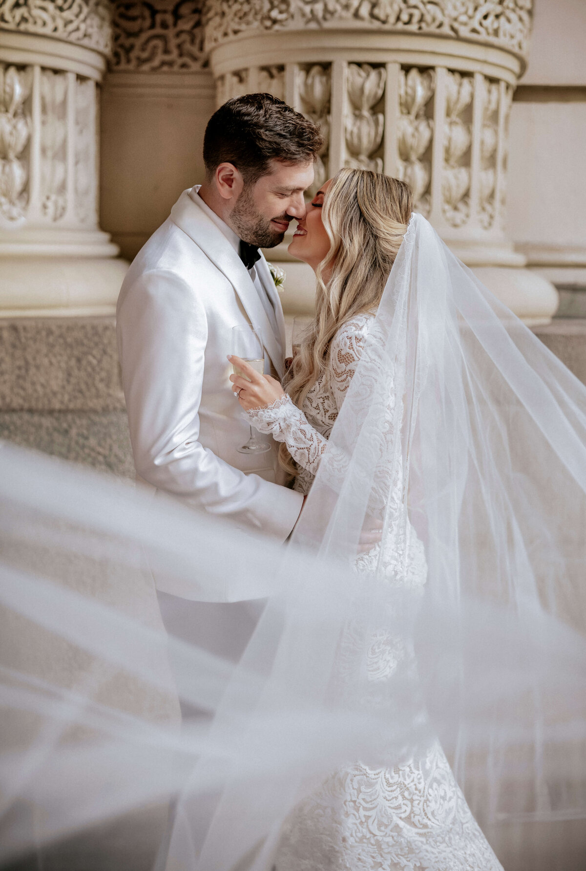 bride-swaying-veil