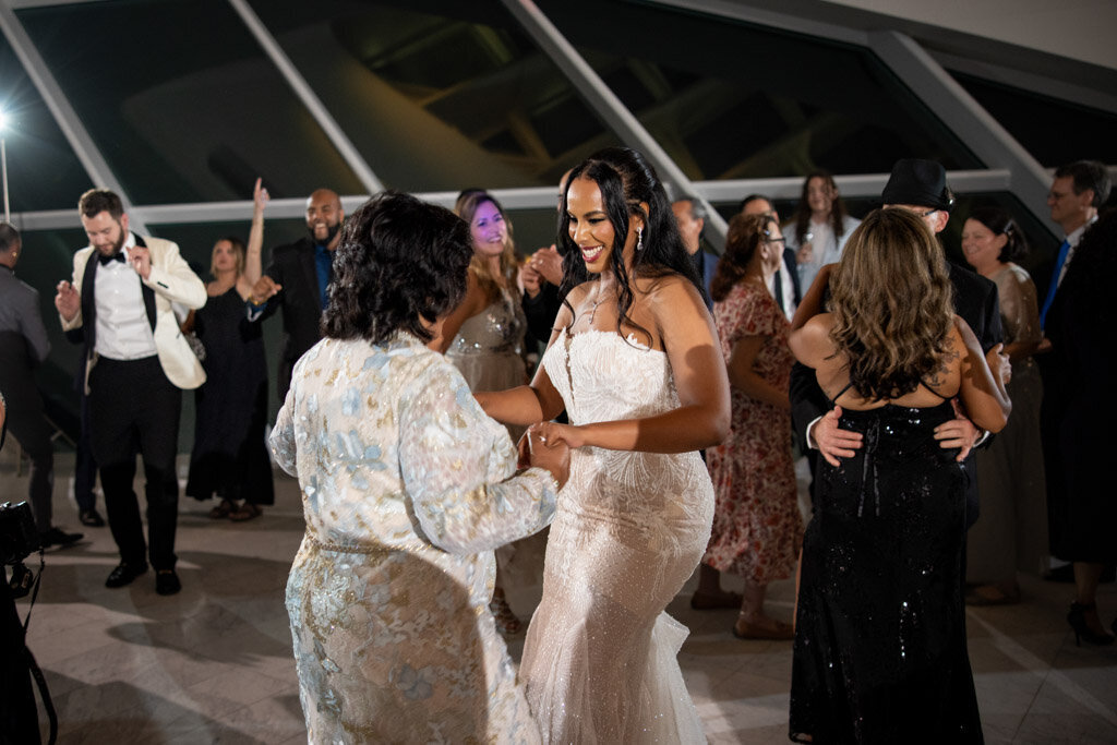 149-Milwaukee-Art-Mueseum-Wedding-Lauren-Ashley-Studios