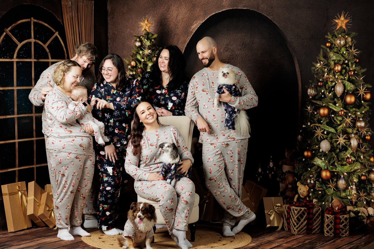Best NWA holiday photographer, holiday portraits near me, Northwest Arkansas holiday photography, NW Arkansas holiday photos, NWA santa photos