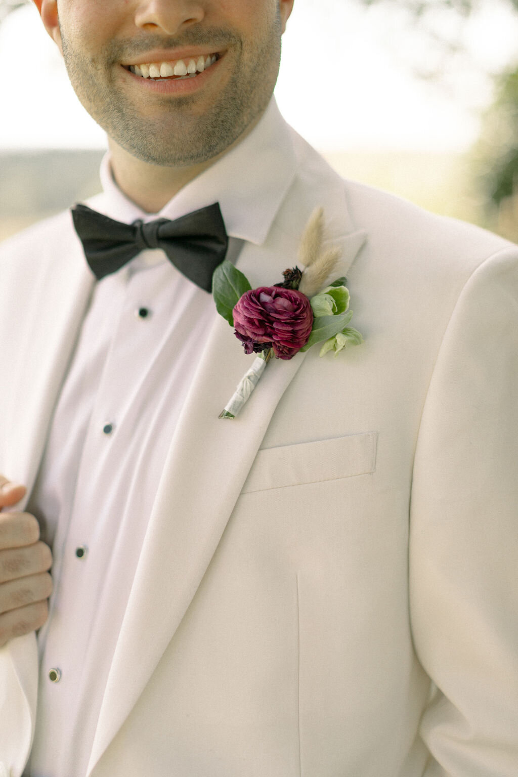 groom-white-tuxedo-jacket