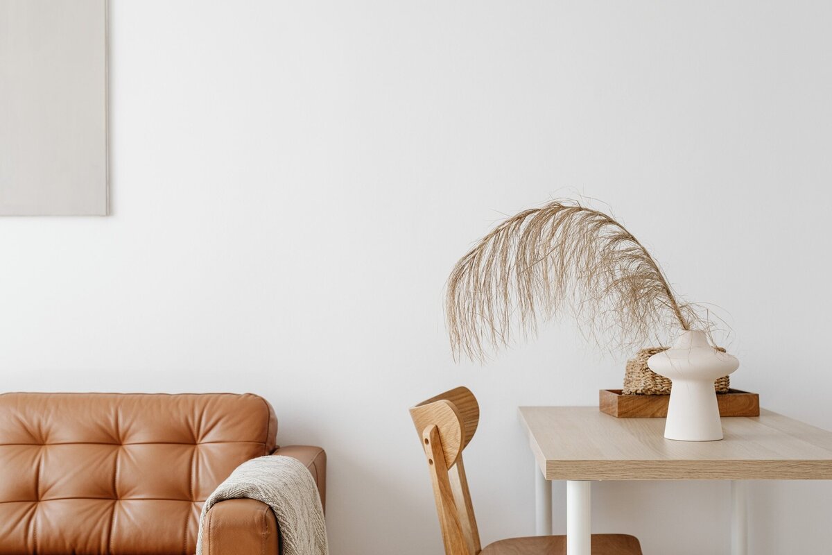 kaboompics_workspace-in-the-living-room-24096