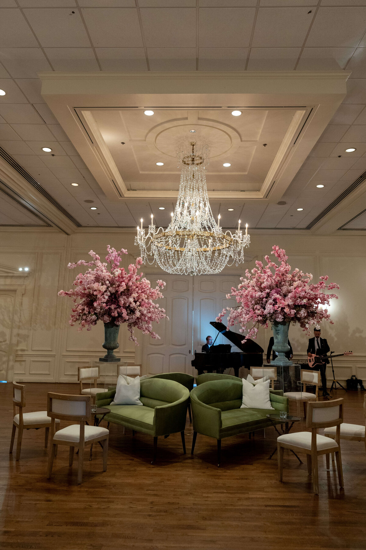 Cocktail hour lounge at Brook Hollow Golf Club with a piano player