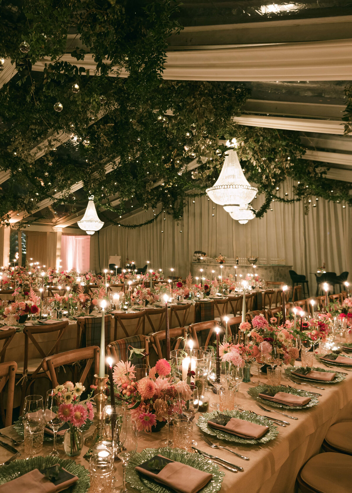 chloe-winstanley-wedding-oxford-gsp-winter-marquee-tables-bar