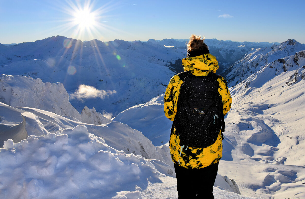 Wintersporters die skiën in poedersneeuw in de buurt van Haus Arlberg in Sankt Anton am Arlberg.