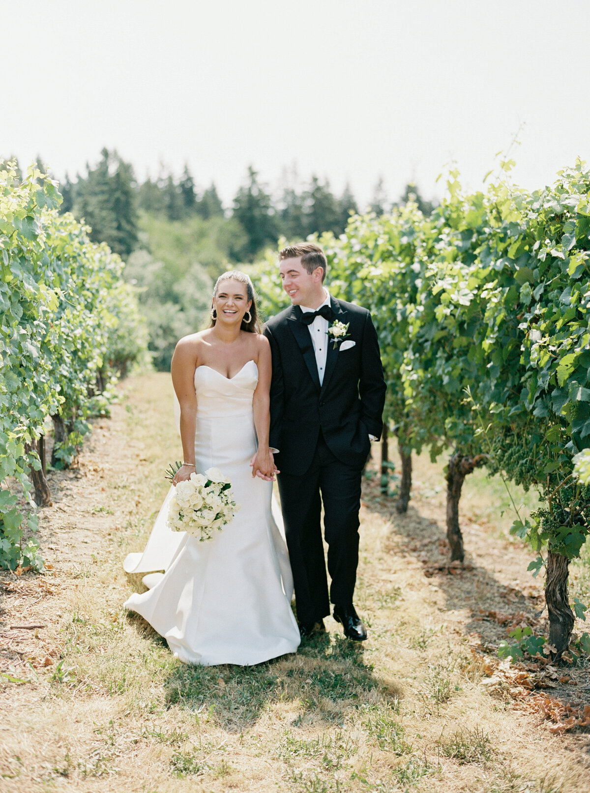 wedding-at-oswego-hills-vineyard-winery-portland-oregon-by-the-tenneys-photography-09