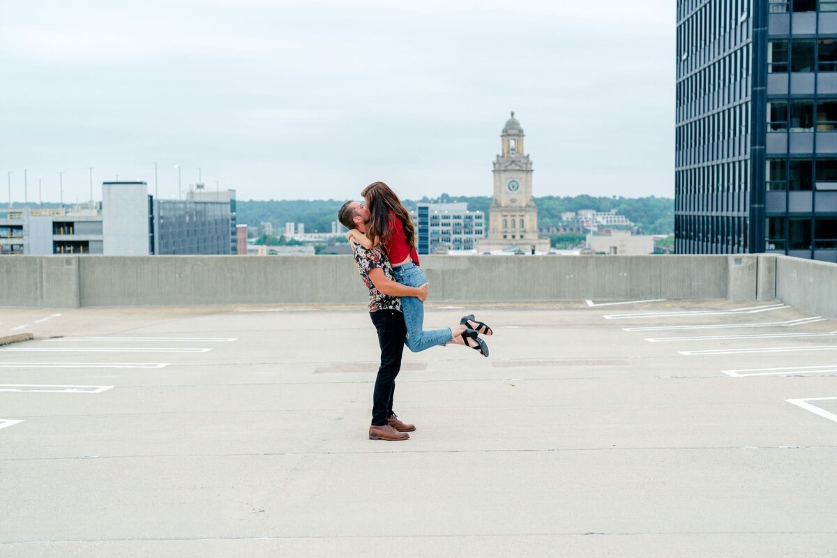 couple-kiss-rooftop-cityscape