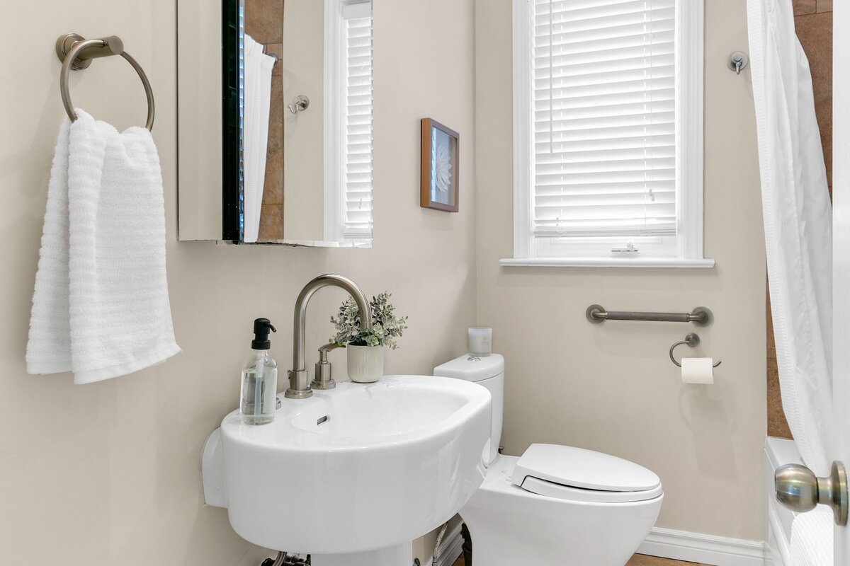 31-web-or-mls-44_001_Bathroom
