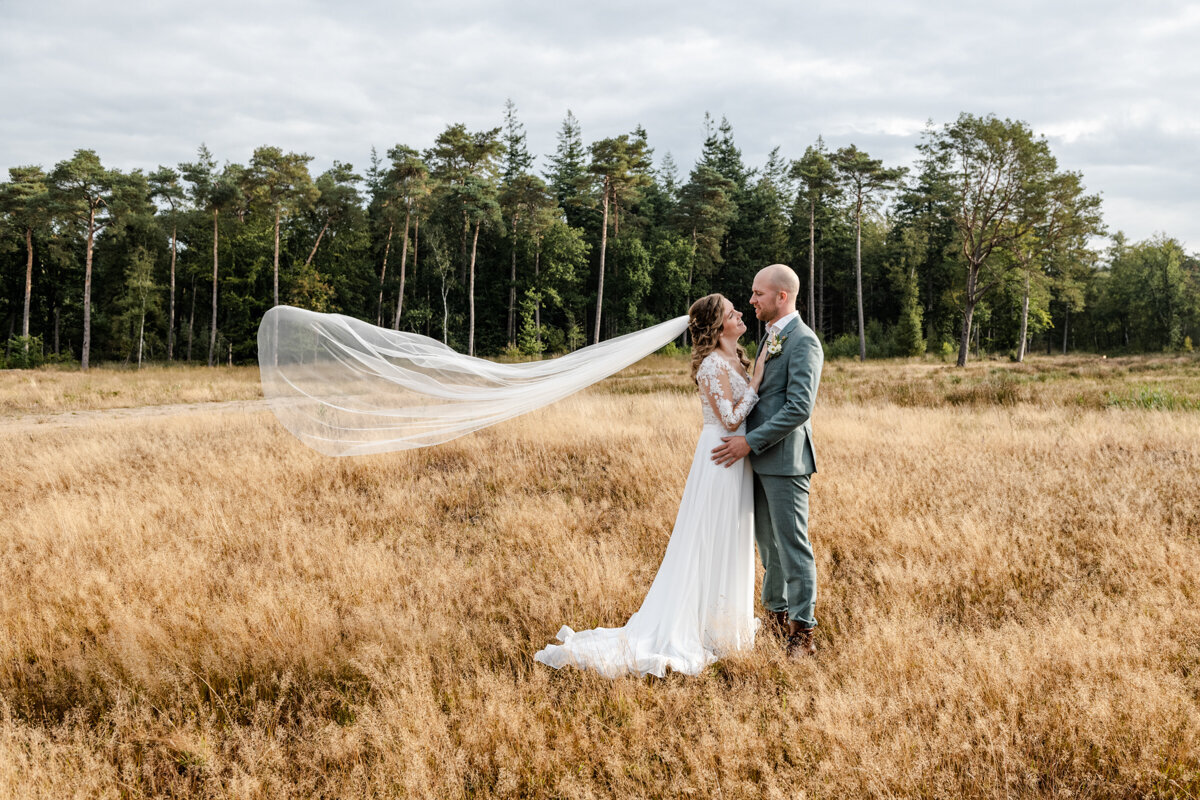 Country bruiloft, boerderij bruiloft, trouwen in Friesland, bruidsfotograaf, trouwfotograaf (49)