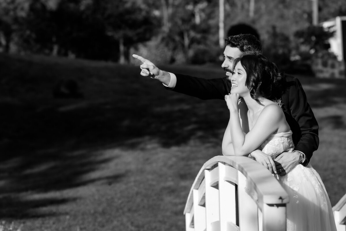 La Distinction Joliette Jeune couple sur pont photo noir et blanc