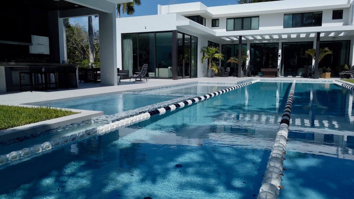 lap-pool-and-spa-closeup