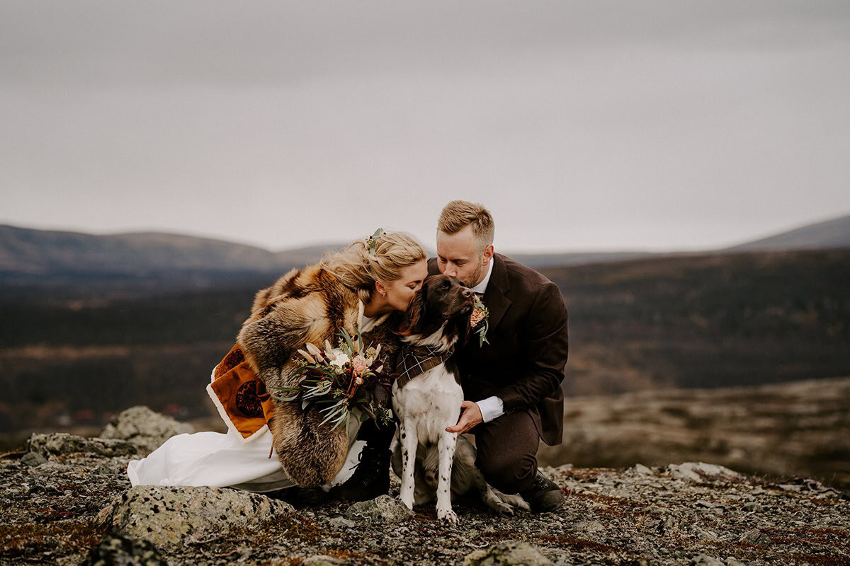 Fotograf-Yohanna-Martensson-Brollopsfotograf-Funasdalen-brollop-med-hund
