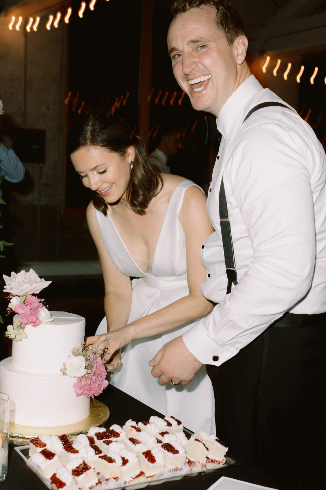 wedding-cake-cutting-blurry-film-photography
