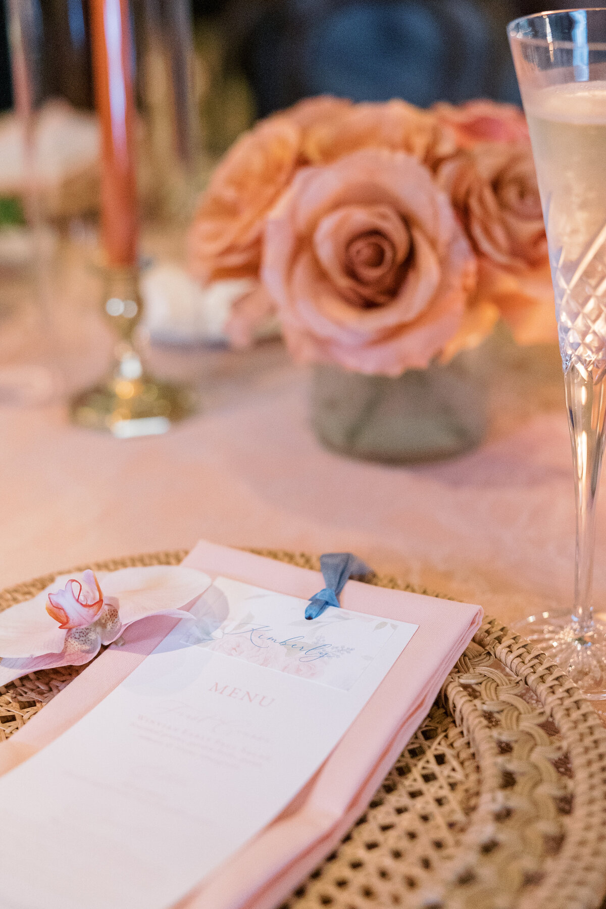 menus-rattan-charger-placecard-ribbon