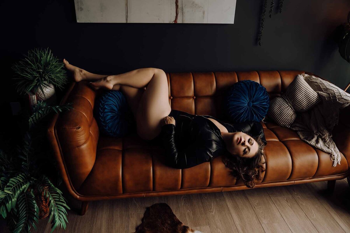 nashville-dark-and-moody-luxury-boudoir-photography