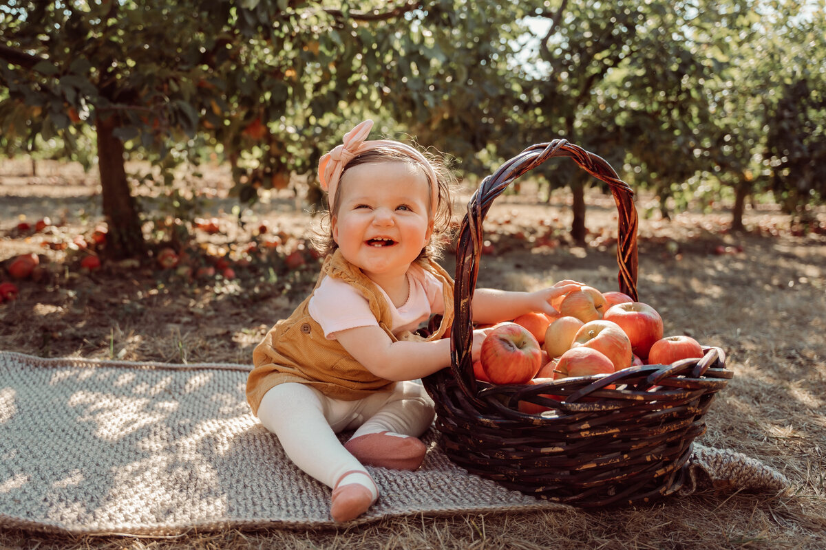 Portland-Apple-Orchard-Mini-Sessions-020