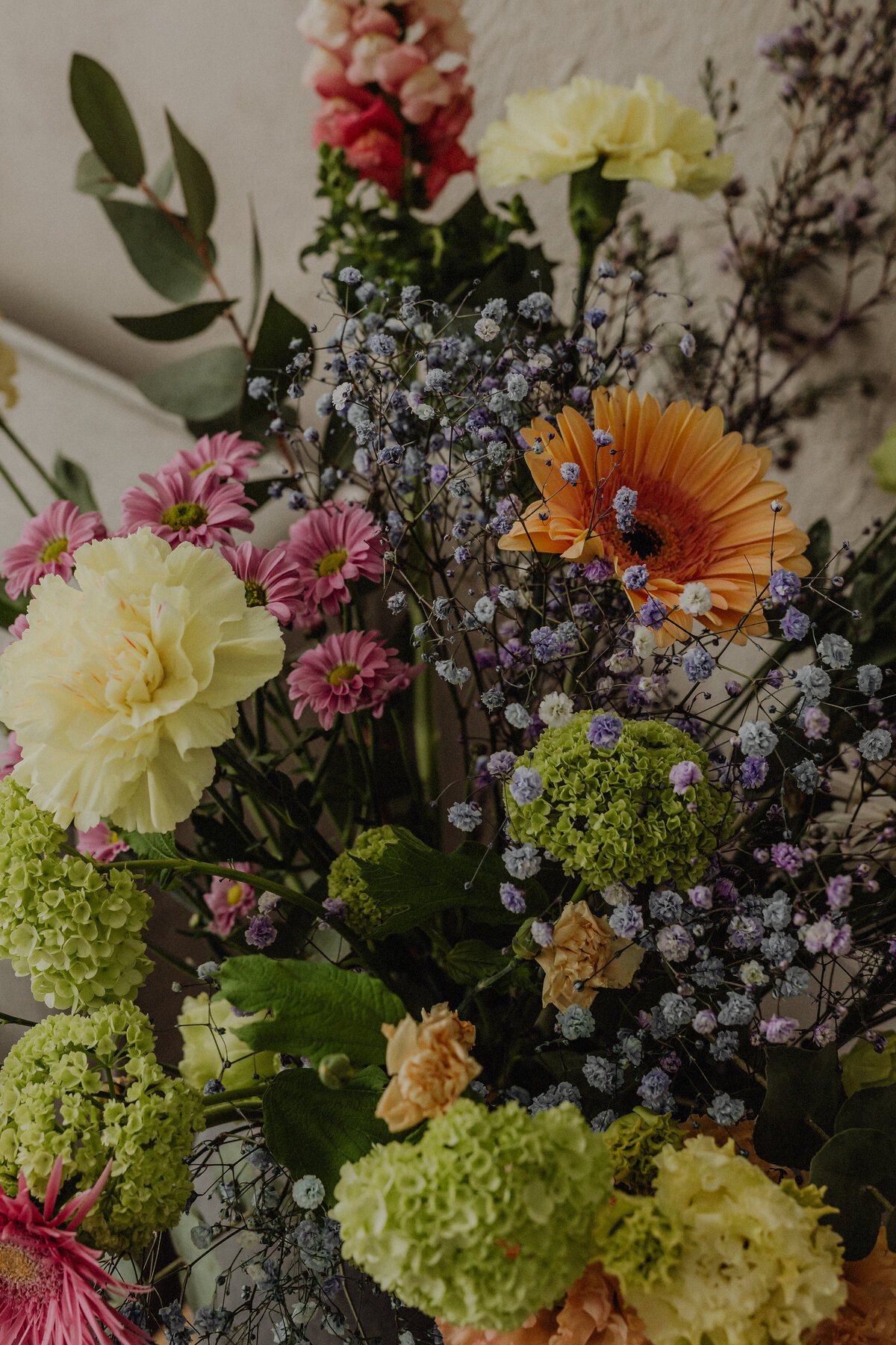 kaboompics_contemporary-home-design-trendy-floral-accents-and-modern-decor-ideas-35303