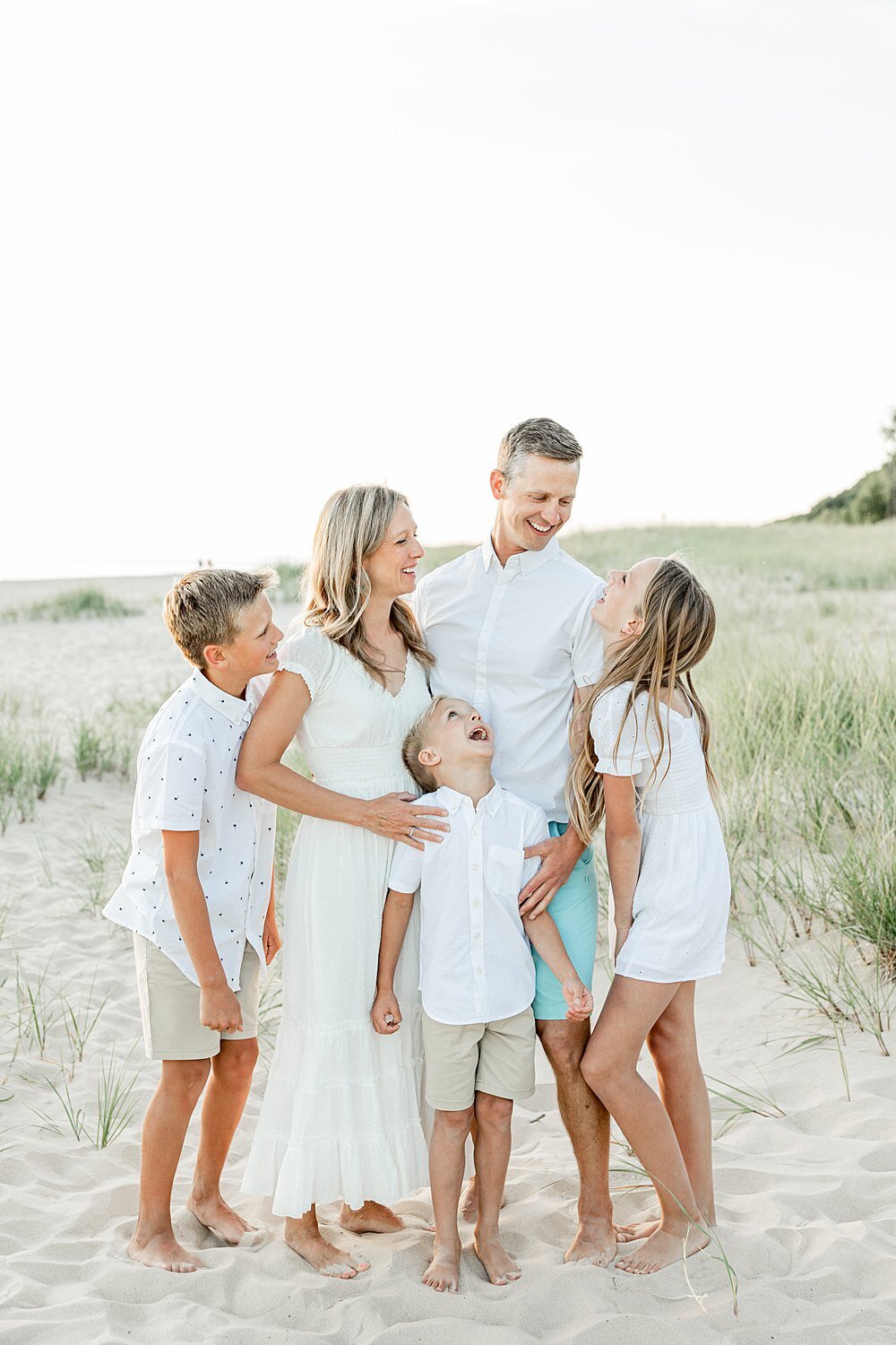 extended-family-session-muskegon-lake-michigan-beach-8.jpg28