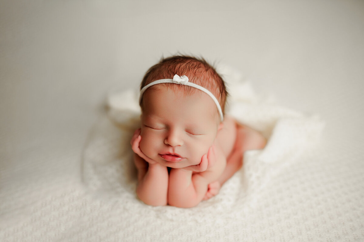 best Cave Springs newborn photographer, baby portrait studio near me Bentonville AR, newborn photography packages