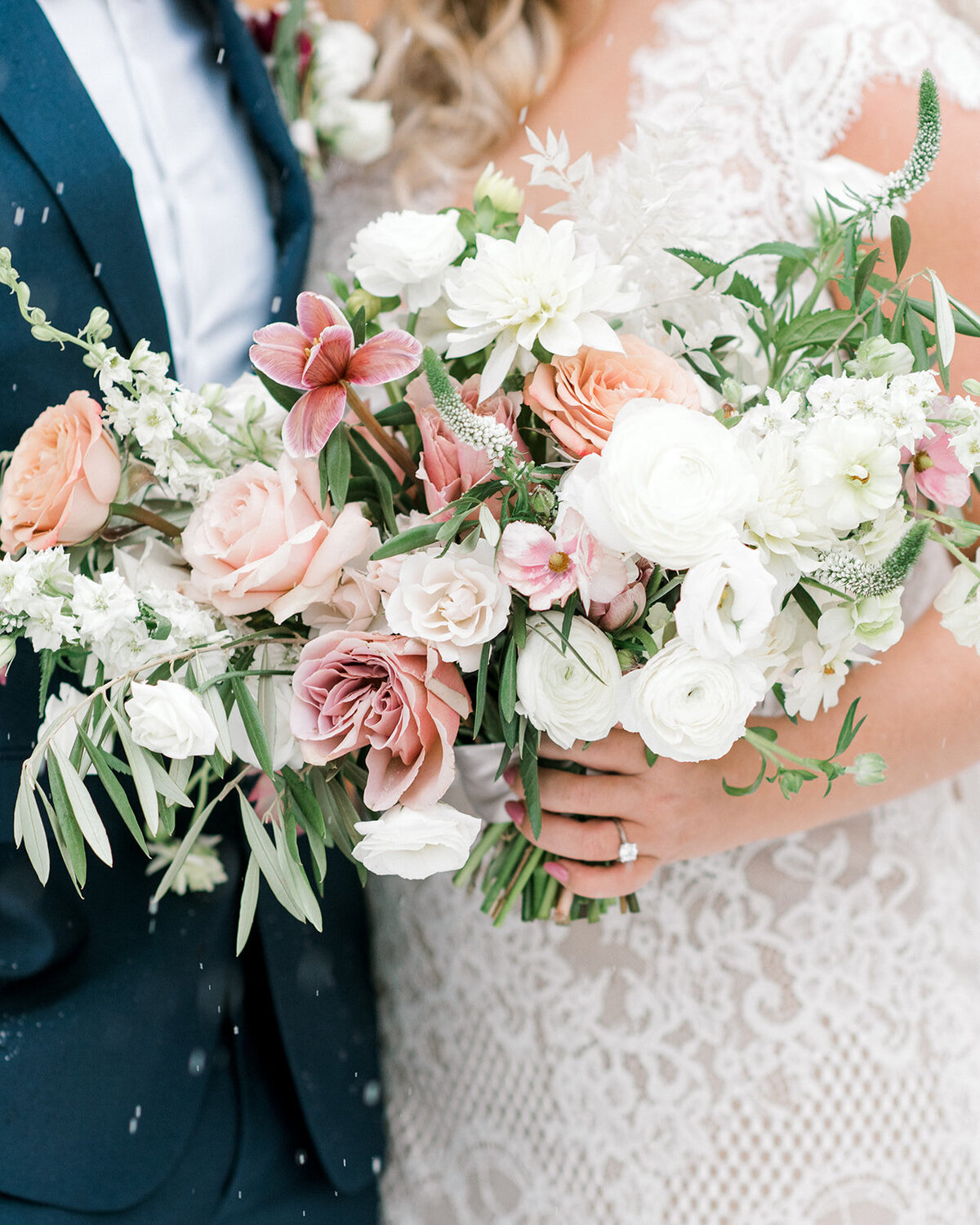 mauve bouquet, studio fleurette, mauve and neutral bouquet, villa bellezza pepin wi wedding