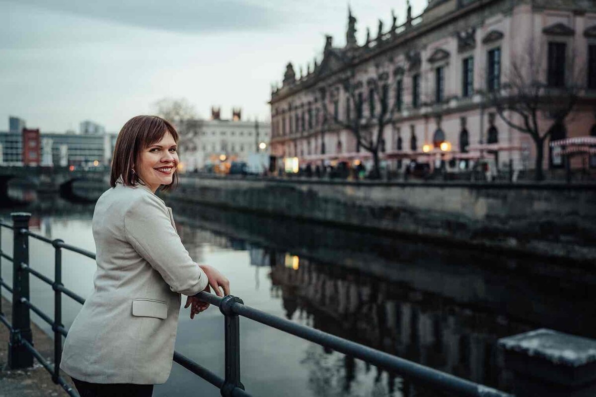 Nahaufnahme der Fotografin, mit kreativer Ausstrahlung und persönlichem Charme